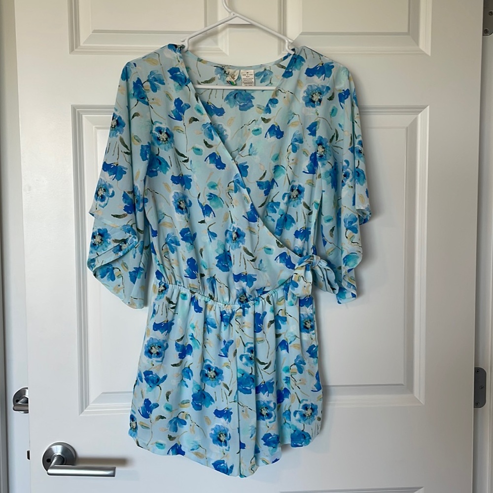 Mimi Chica women’s blue floral romper with pockets